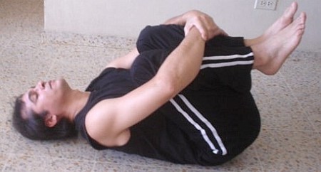 postura-estiramiento-de-piernas-tumbado-supta-tadasana-01-rsz